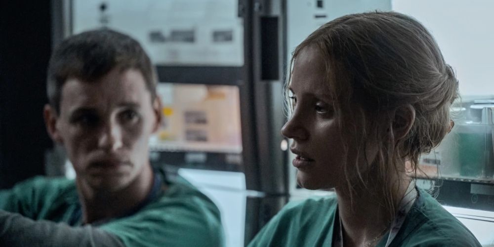 Jessica Chastain y Eddie Redmayne sentados uno al lado del otro en The Good Nurse