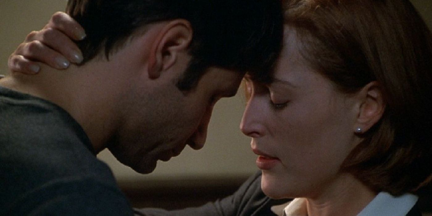 Mulder and Scully almost kissing in The X-Files: Fight the Future