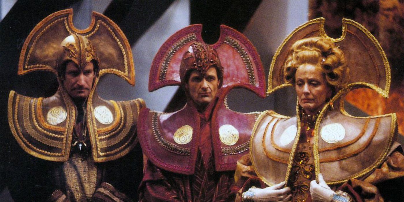Um trio de Time Lords em suas vestes em Doctor Who