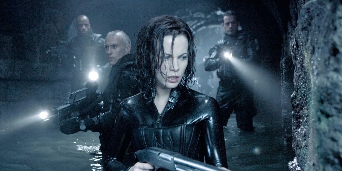 Um esquadrão de vampiros armados com armas no filme Underworld