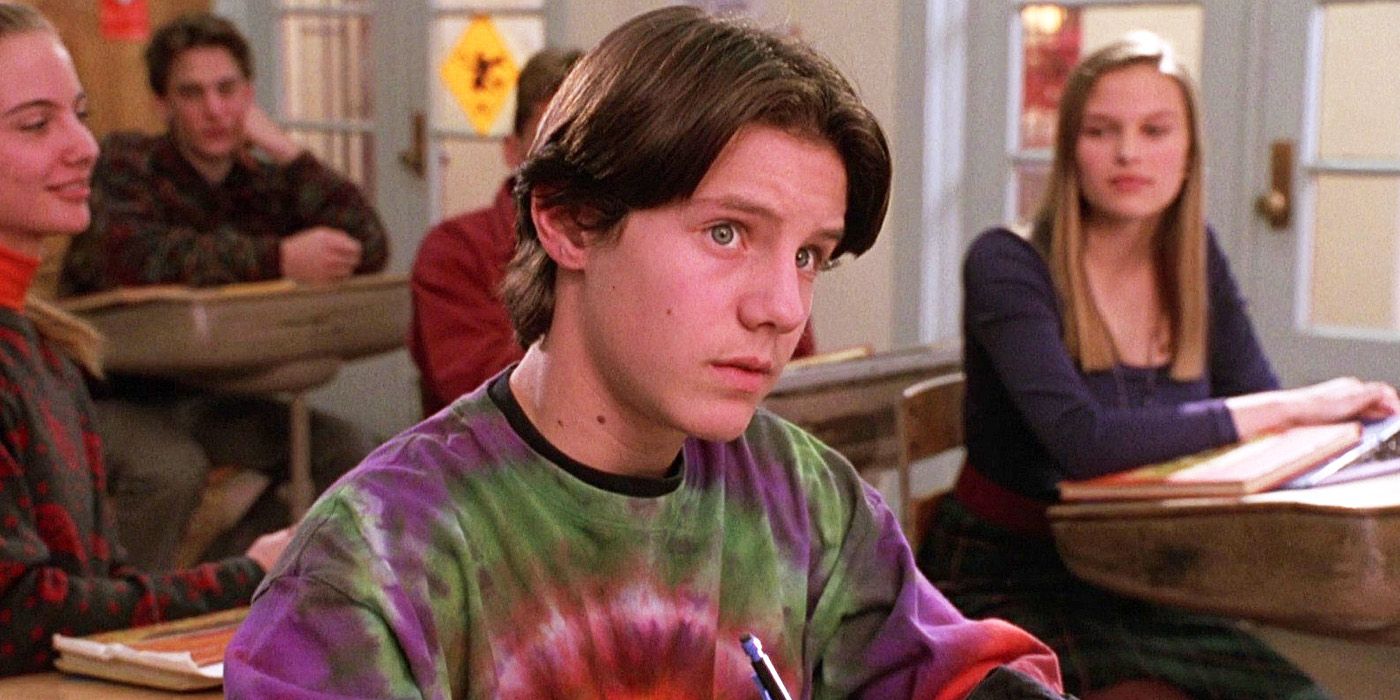 Hocus Pocus: Omri Katz as Max in a tie-dyed shirt sitting in a classroom.