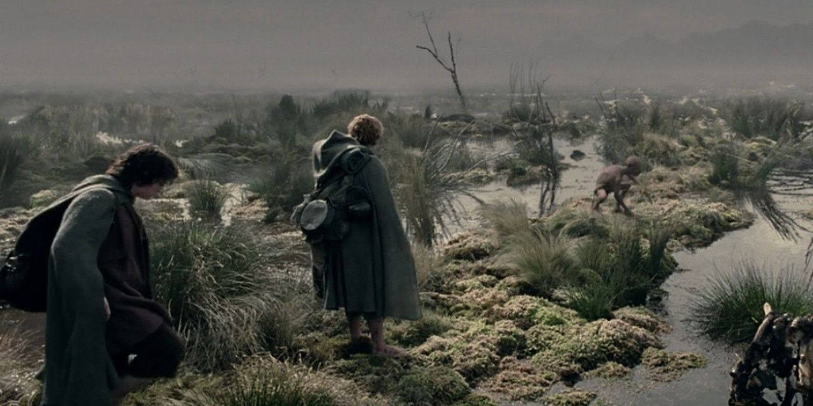 Frodo e Sam cruzam The Dead Marshes, local da Batalha da Última Aliança