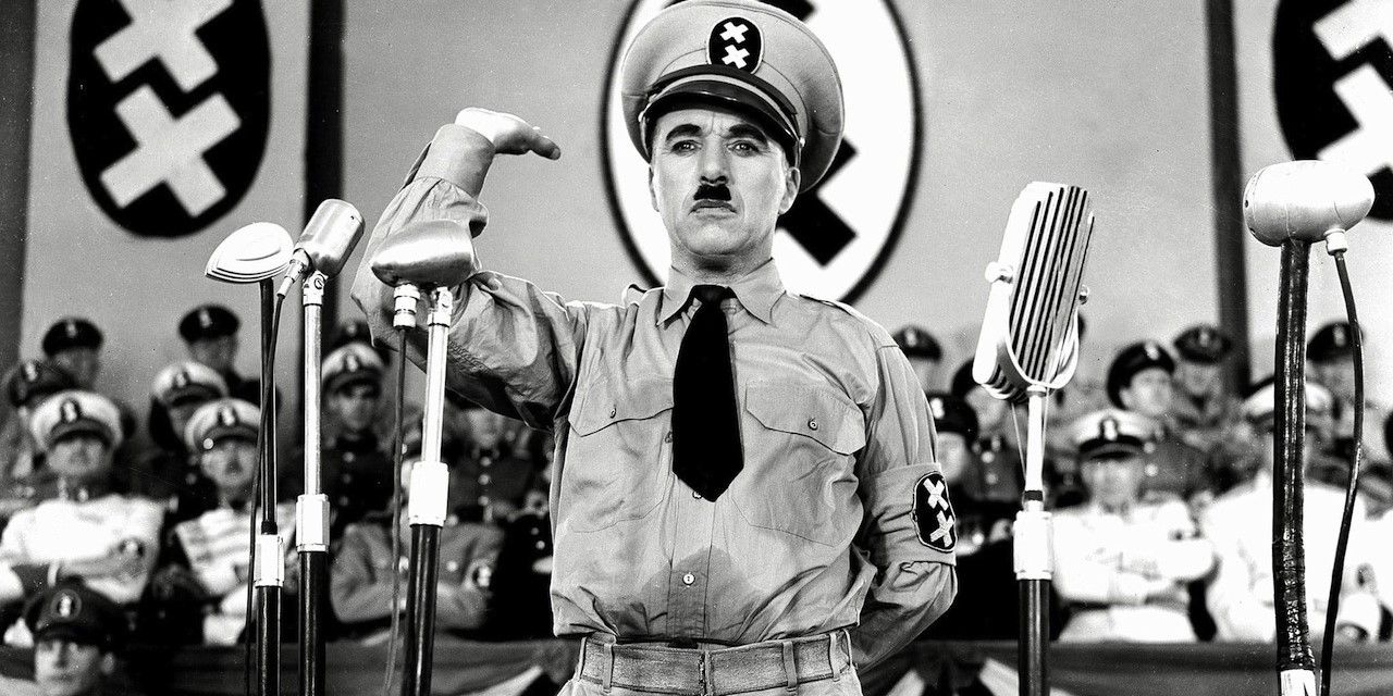 Charlie Chaplin interpreta Adenoid Hynkel em O Grande Ditador