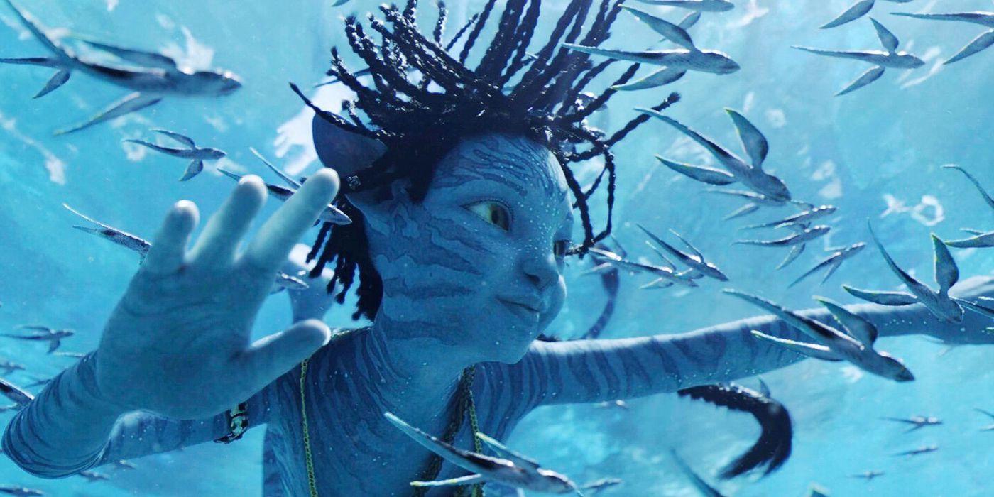 A young Na'vi swimming underwater in Avatar The Way of Water