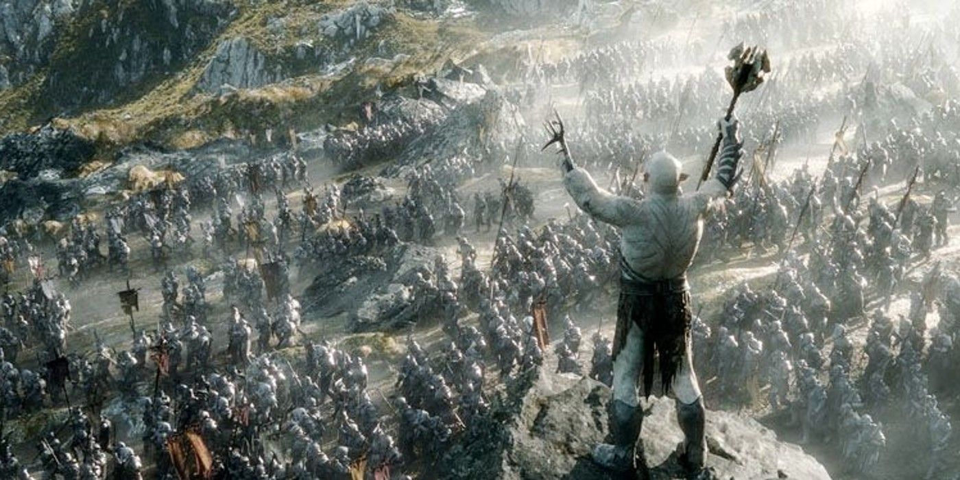 Azog, o Profanador, comandando seu exército de um penhasco na Batalha dos Cinco Exércitos