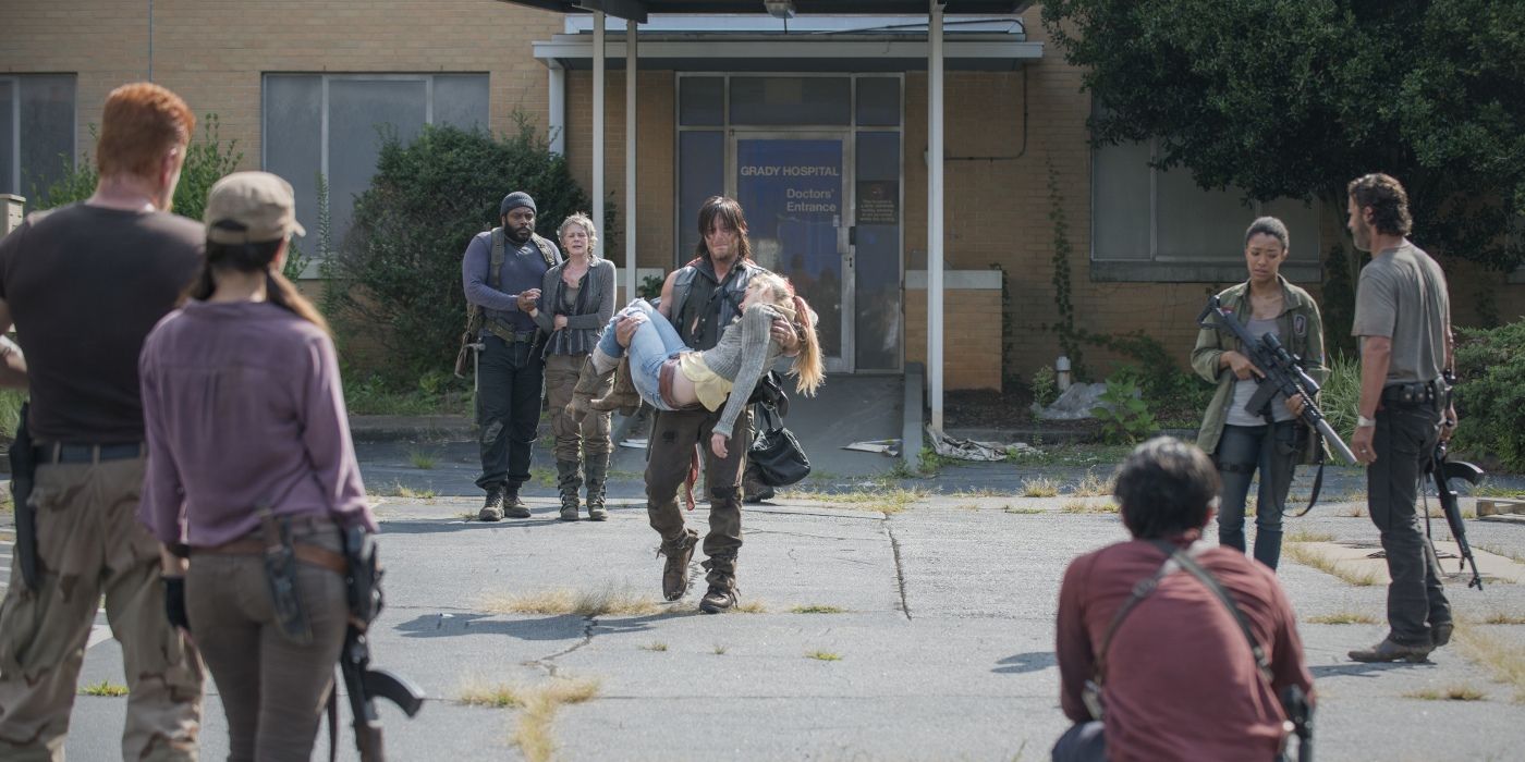 Daryl Dixon llevando el cuerpo de Beth Greene fuera del Grady Memorial Hospital en The Walking Dead