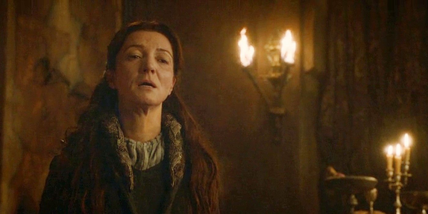 Catelyn Stark parece derrotada durante O Infame Casamento Vermelho em Game of Thrones.