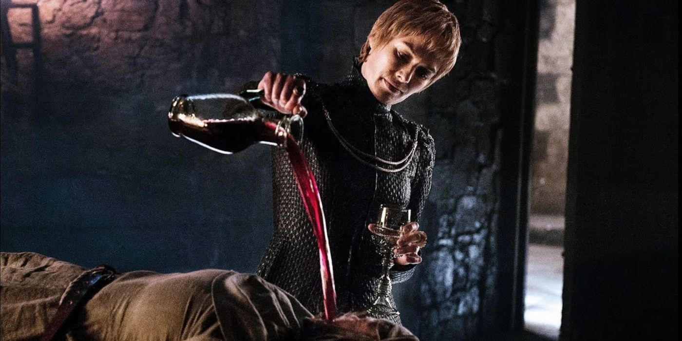 Cersei Lannister derramando vinho em Septa Unella em Game of Thrones