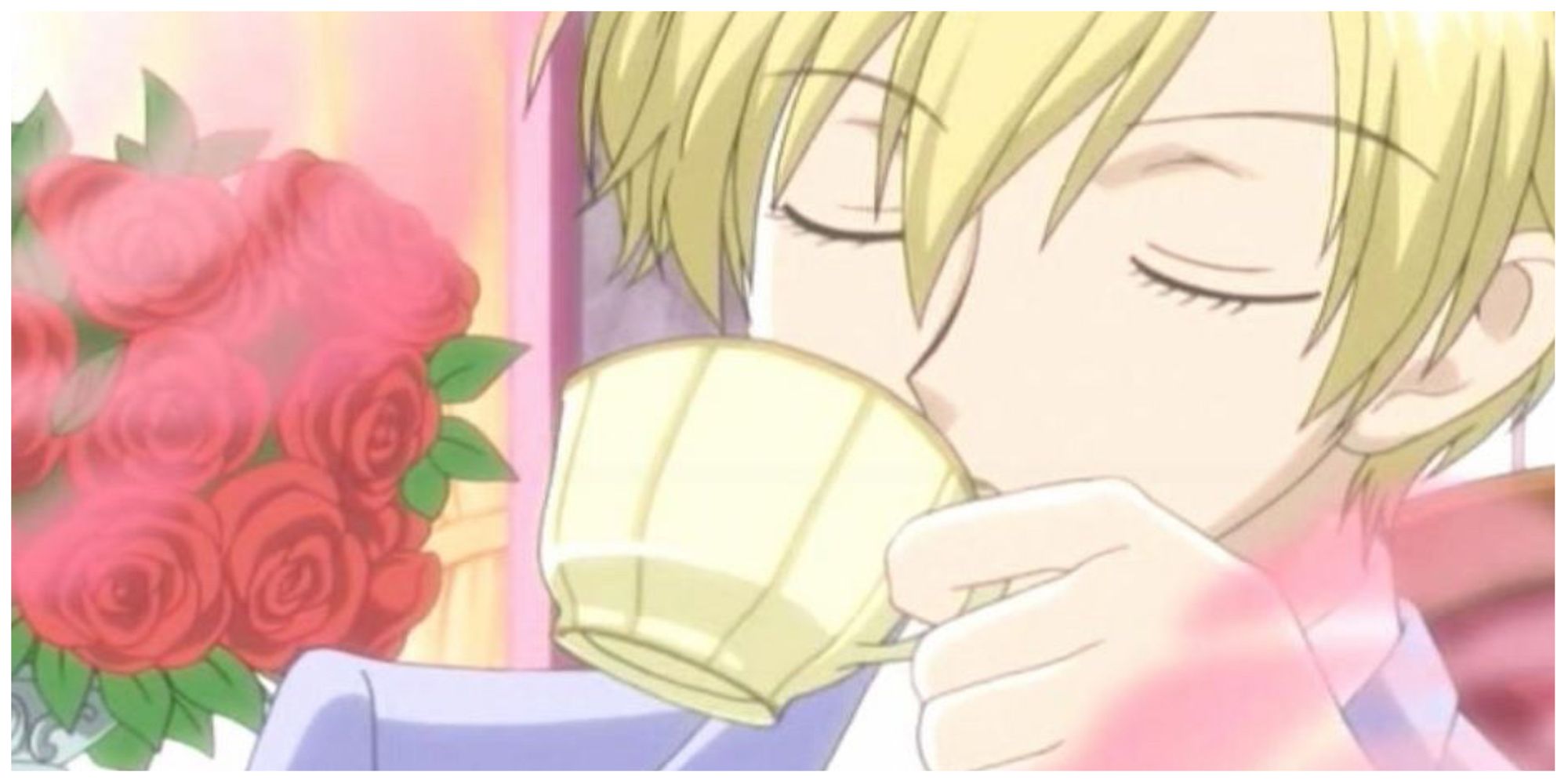 Tamaki Suoh bebendo chá no Ouran High School Host Club.