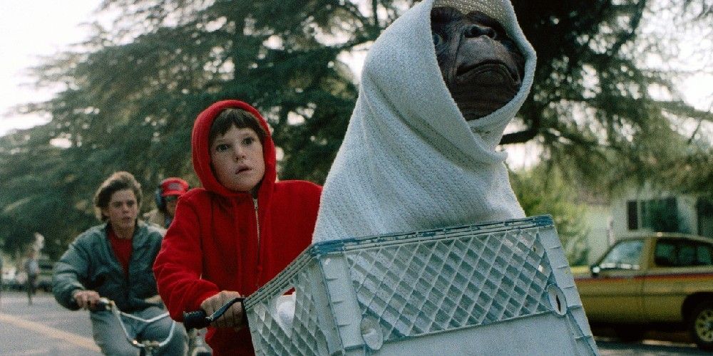 Eliot and ET escape the authorities in ET the Extra-Terrestrial