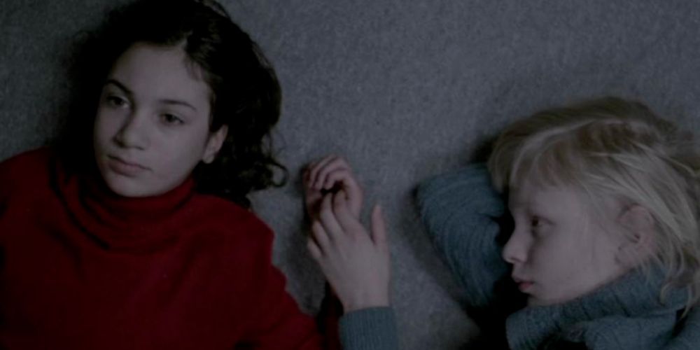 Oskar and Eli talk to each other in Let the Right One In.