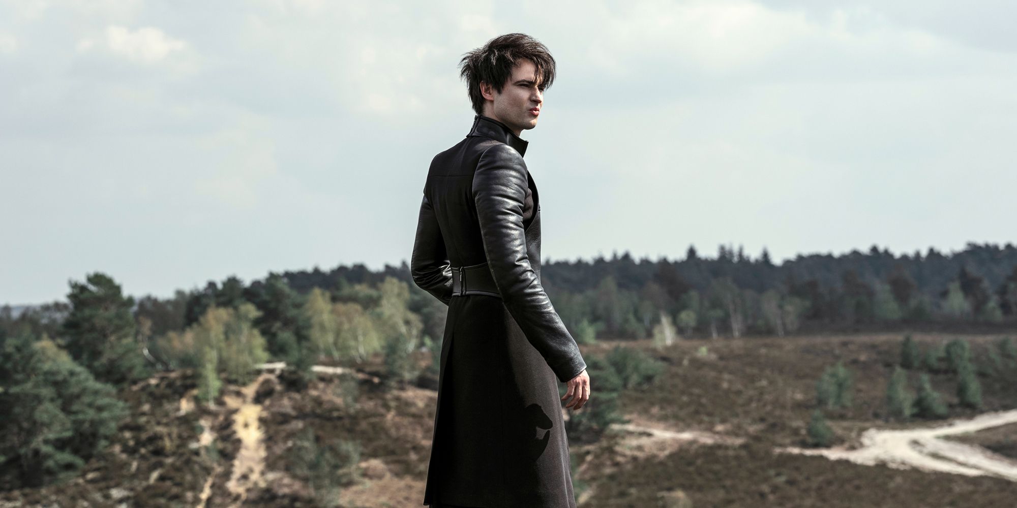 Lord Morpheus/Dream, played by Tom Sturridge, wearing an all-black outfit for the show The Sandman. 