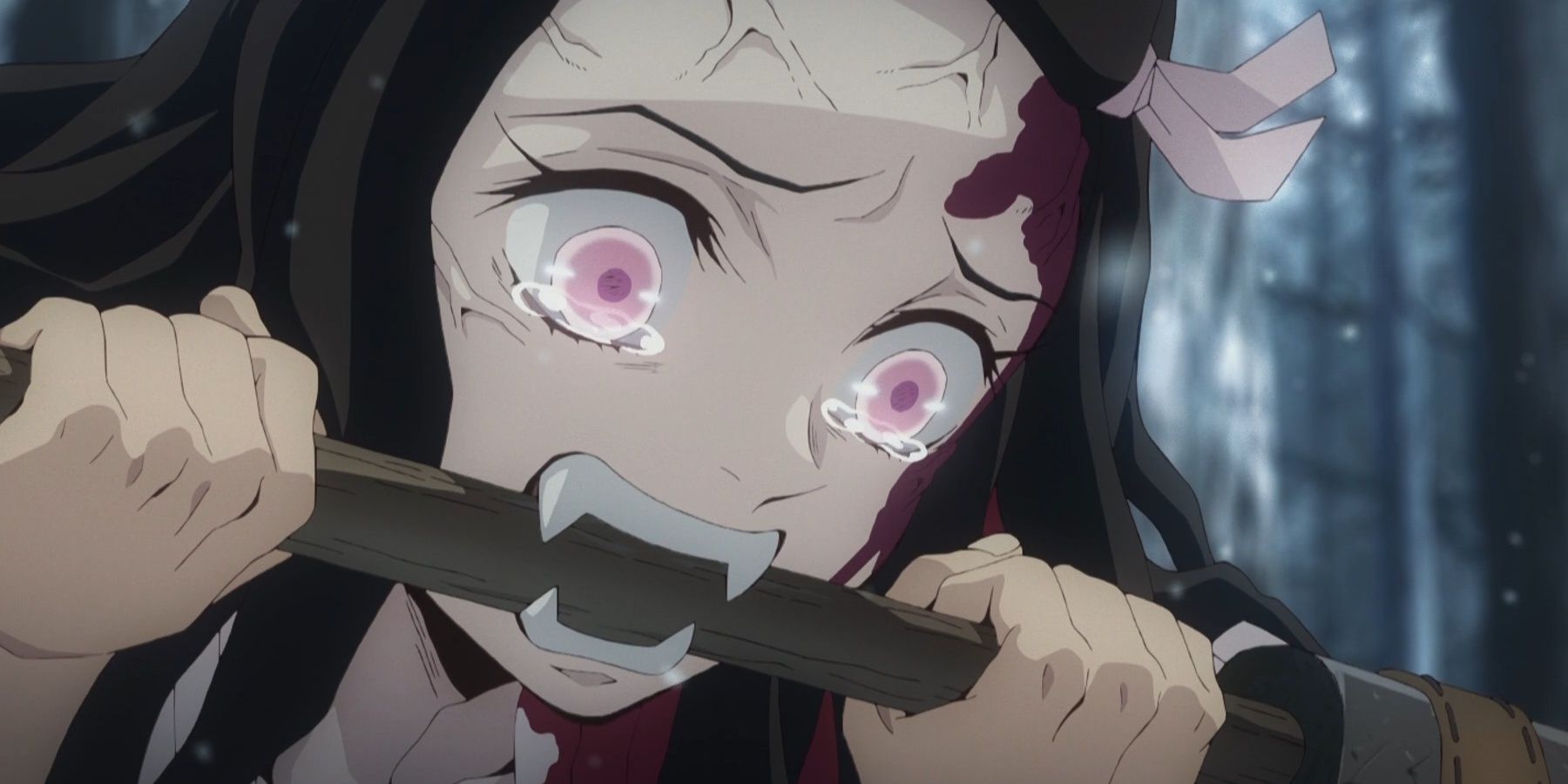 Nezuko chorando enquanto Tanjiro restringe suas presas em Demon Slayer.