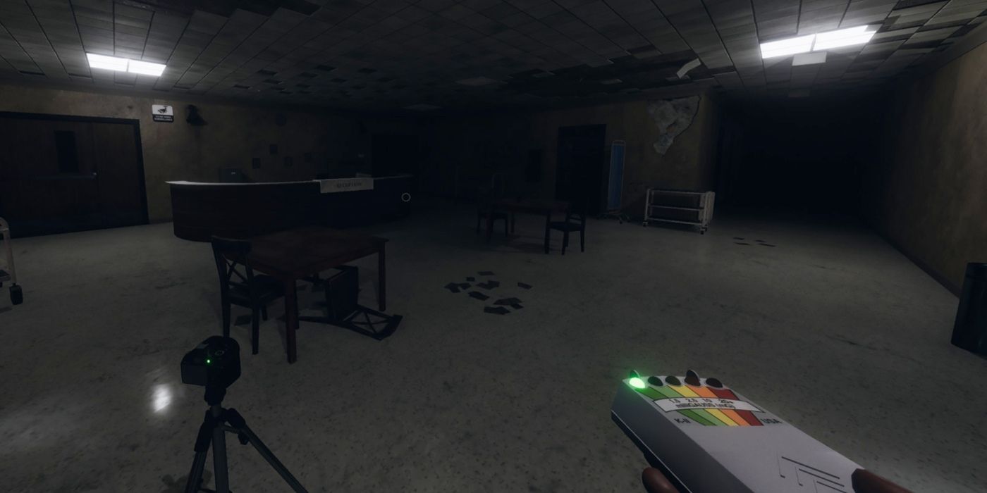 A player investigating a haunted house in Phasmophobia game