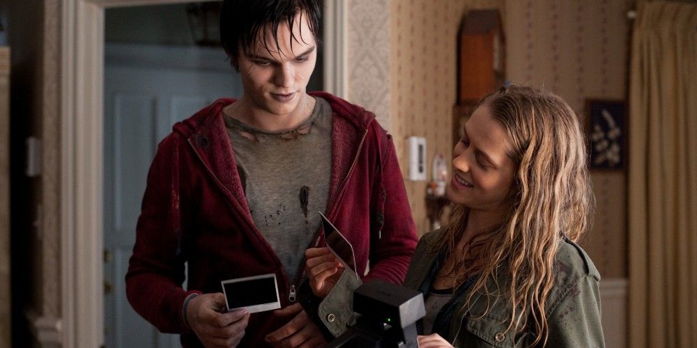 R and Julie look at some pictures in Warm Bodies