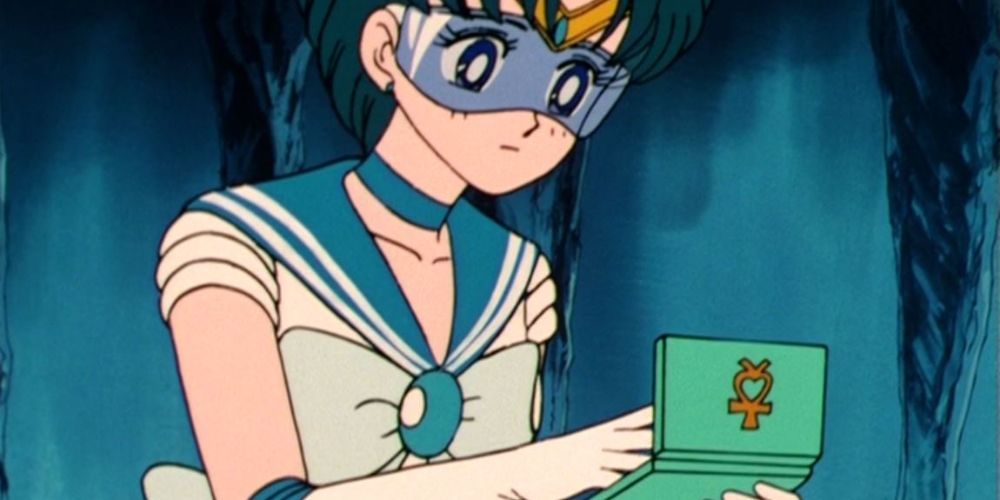Sailor Mercury usa seu Super Computador de Sailor Moon.