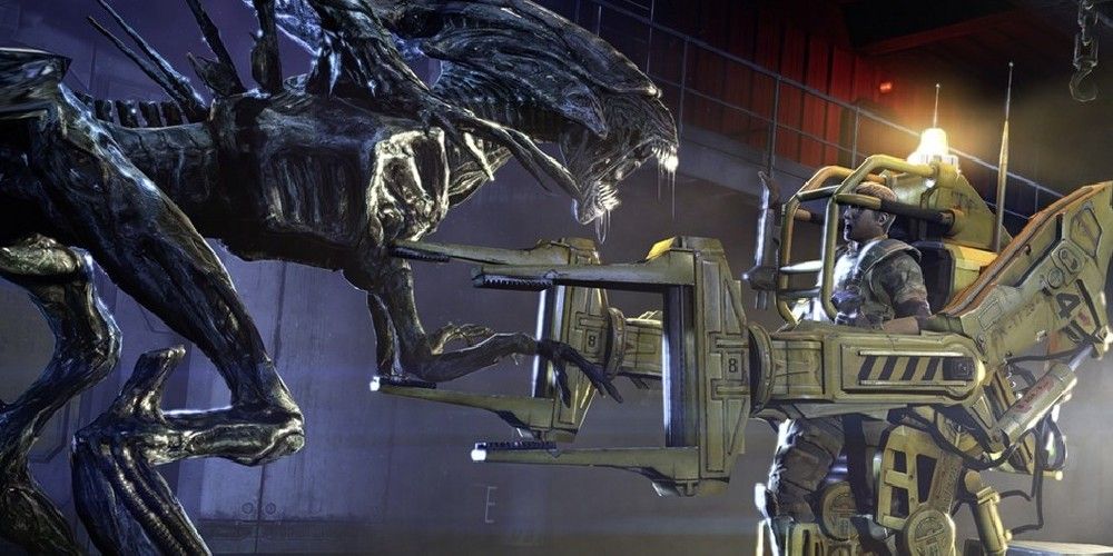 The Xenomorph Queen fights a power loader in Aliens: Colonial Marines