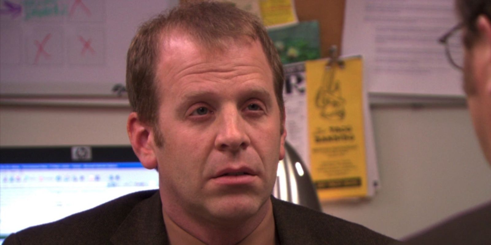 Close de Toby do The Office parecendo cansado.