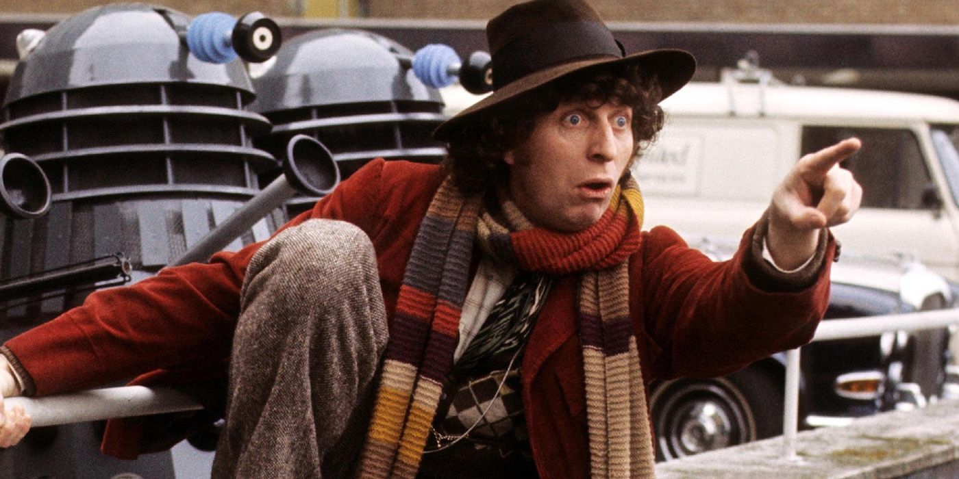 Tom Baker como o 4º Doutor é flanqueado por Daleks em Doctor Who