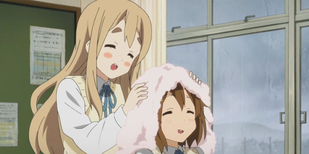 Tsumugi sorrindo e secando o cabelo com uma toalha em K-ON!