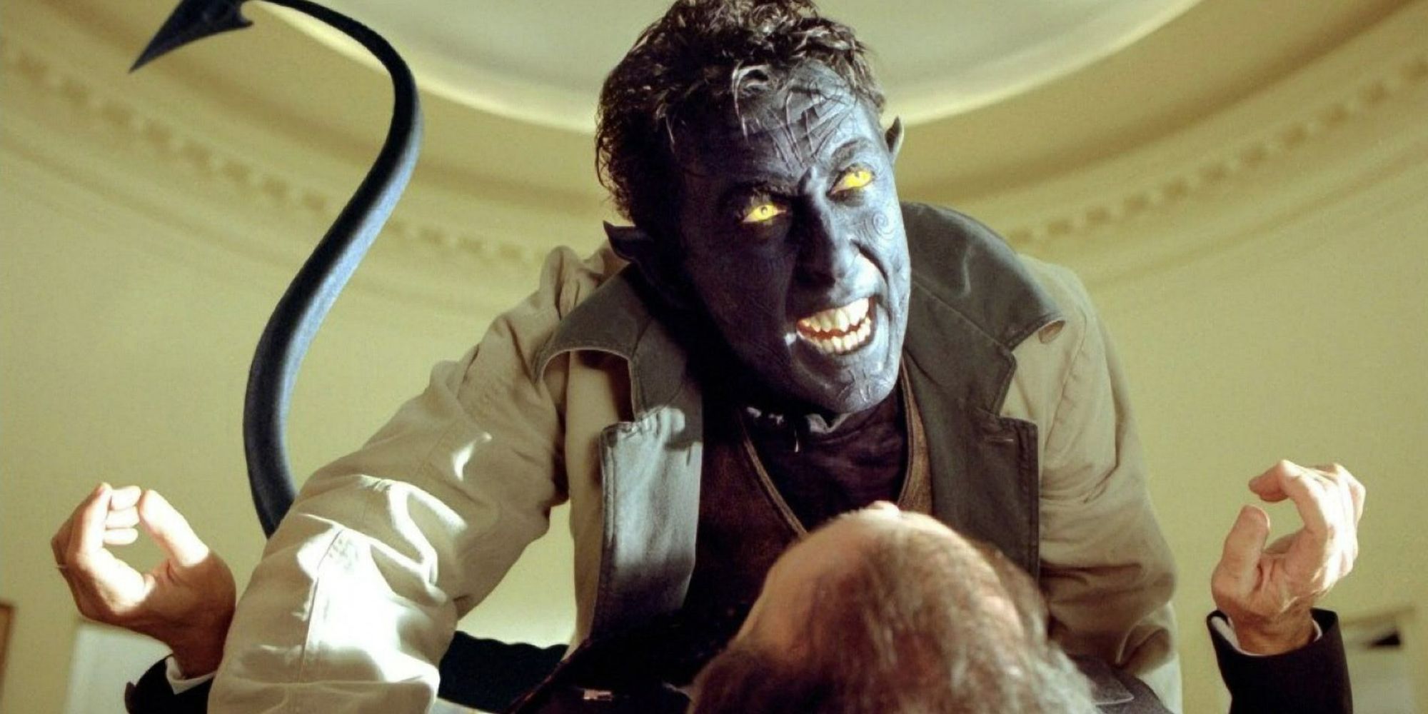 Alan Cumming como Nightcrawler ataca um homem em X2: X-Men United.