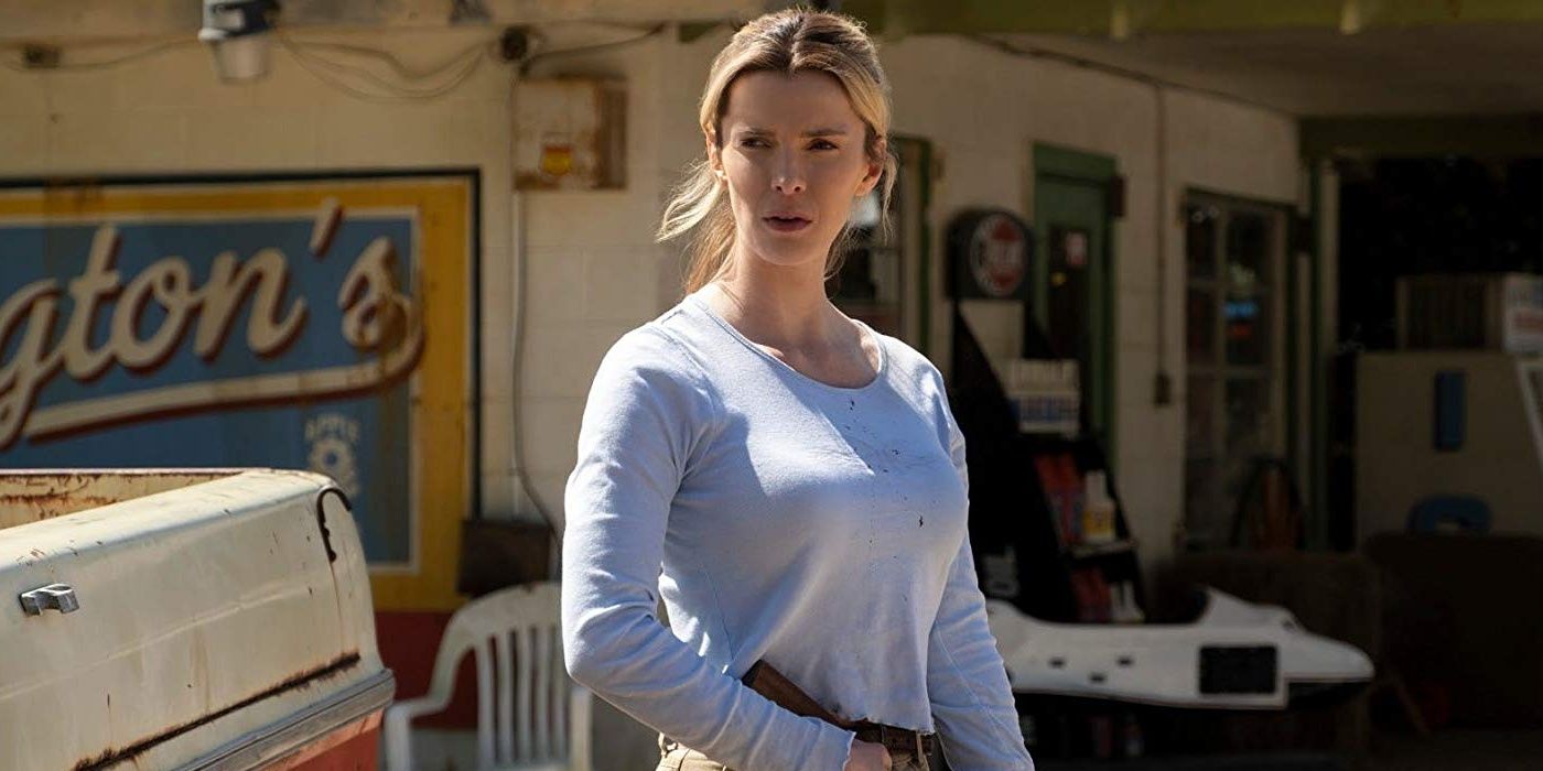 betty-gilpin-the-hunt-looks-on-determinedly