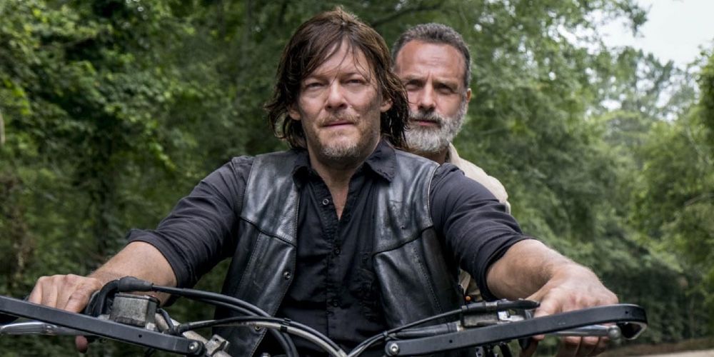 Daryl Dixon e Rick Grimes em uma motocicleta em um episódio de The Walking Dead