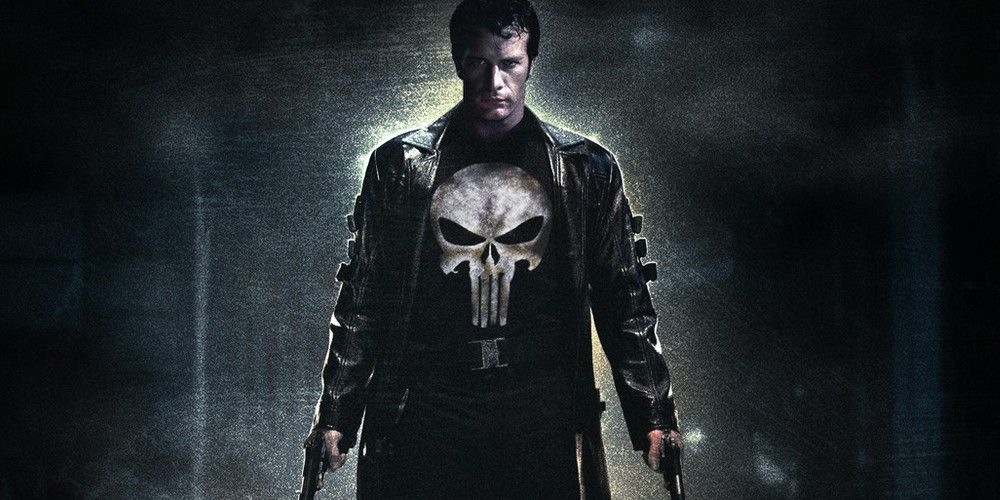 Frank Castle pulls his pistol in The Punisher (2004).