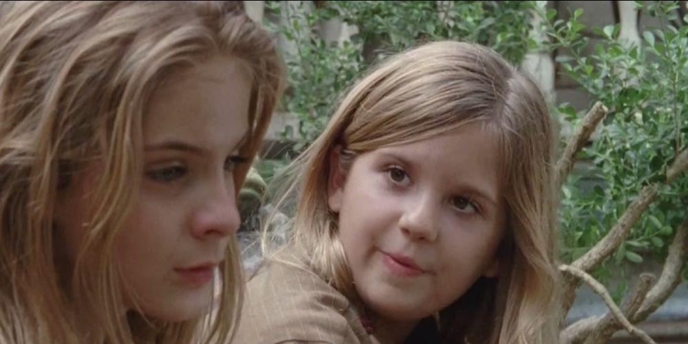 Mika and Lizzie Samuels have a conversation in The Walking Dead