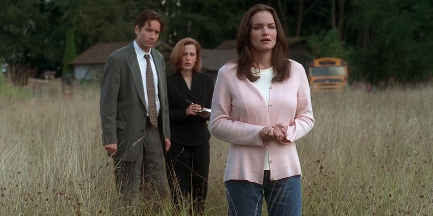 Mulder and Scully stand behind Melissa in The X-Files' 'The Field Where I Died'