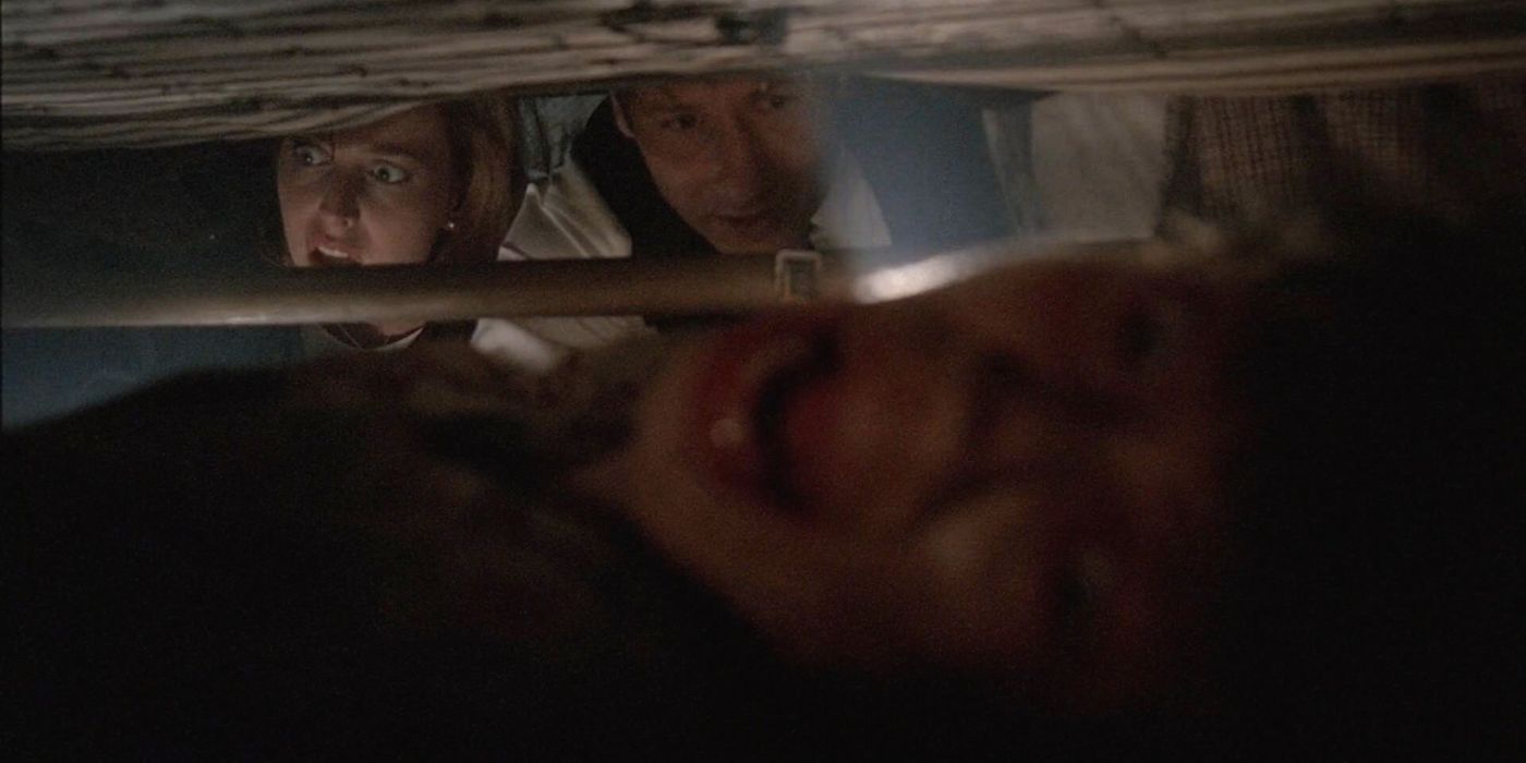 Mulder e Scully encontram um cadáver no episódio de Arquivo X, Home