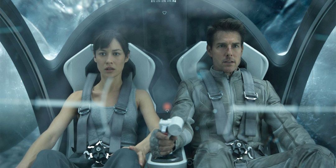Um homem e uma mulher sentam-se em uma cápsula em Oblivion 