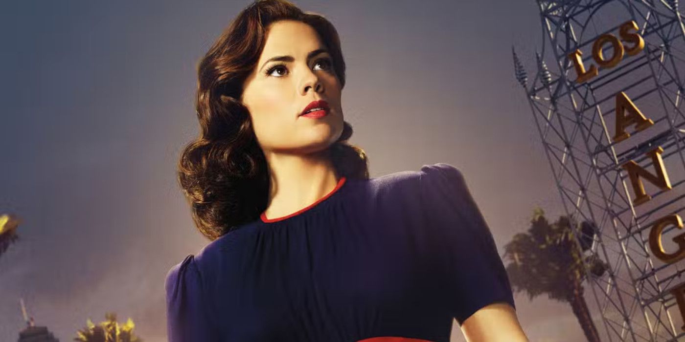 Peggy Carter olha para cima com uma placa de Los Angeles atrás dela em Agente Carter.