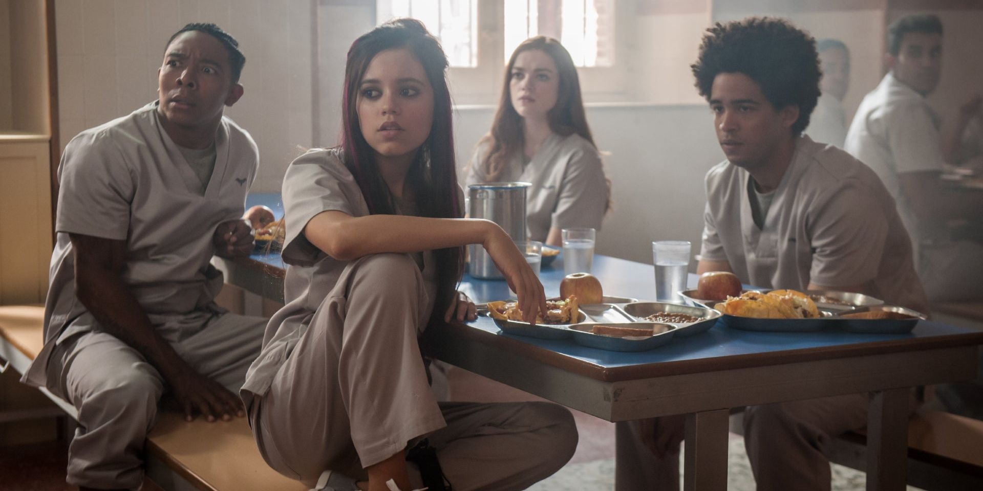 Camila de Jenna Ortega avec d'autres prisonniers sans papiers dans American Carnage