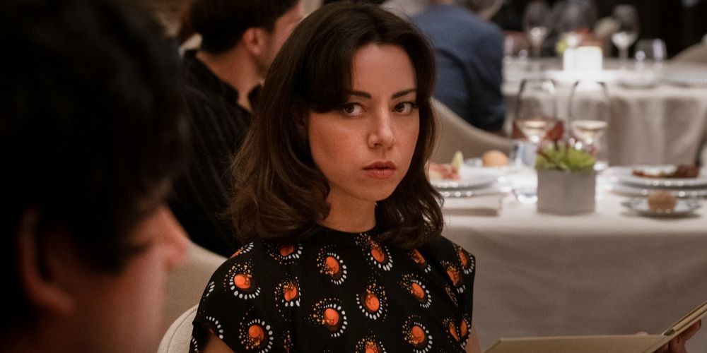Aubrey Plaza as Harper stares at her husband in The White Lotus season 2