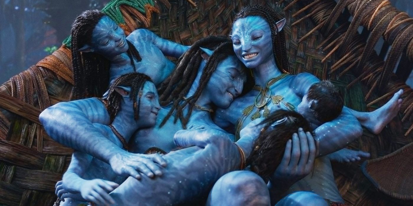 Avatar: The Way of Water: Jake Sully and Neytiri in a huddle with their children.