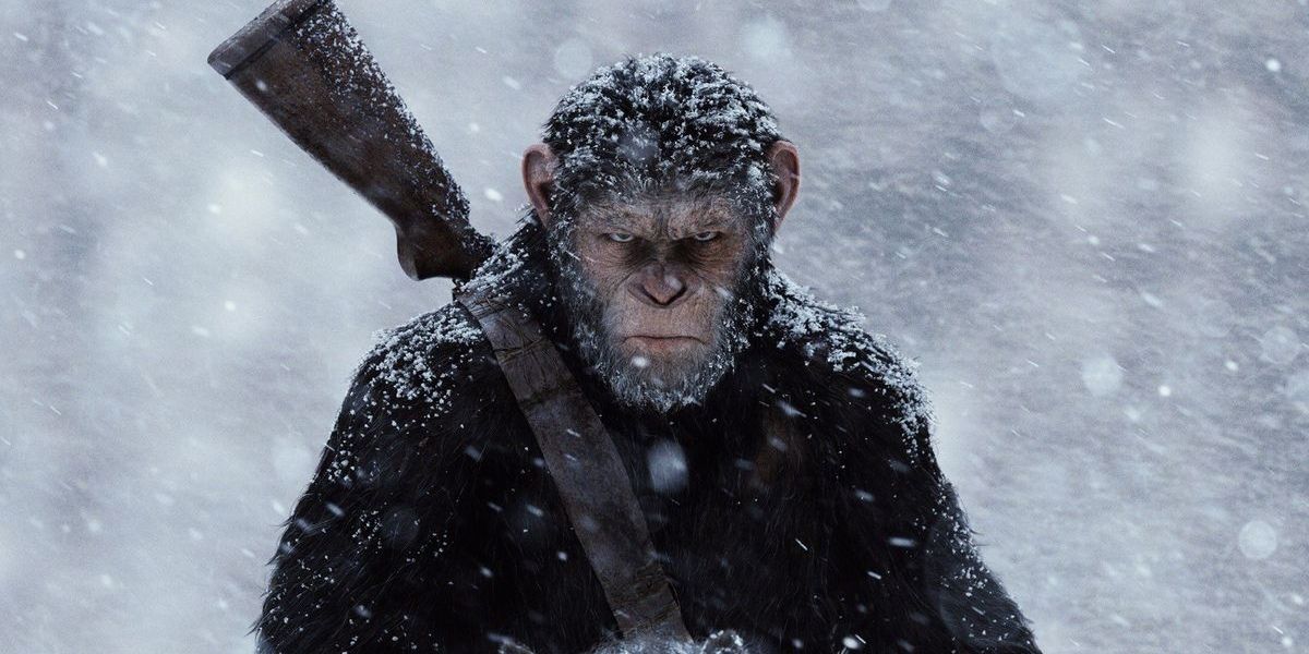 César cavalgando na neve em Guerra pelo Planeta dos Macacos.