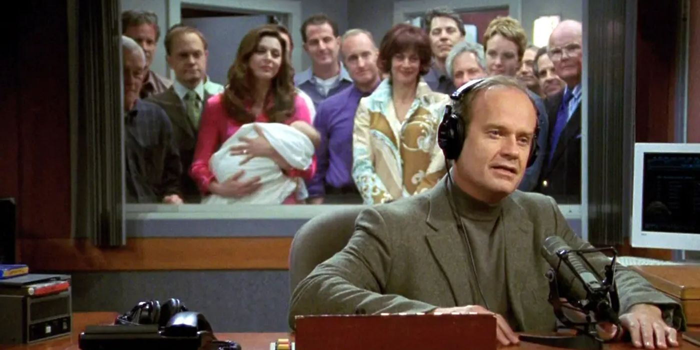 Frasier Crane apresenta seu programa de rádio enquanto a família e os colegas de trabalho assistem.