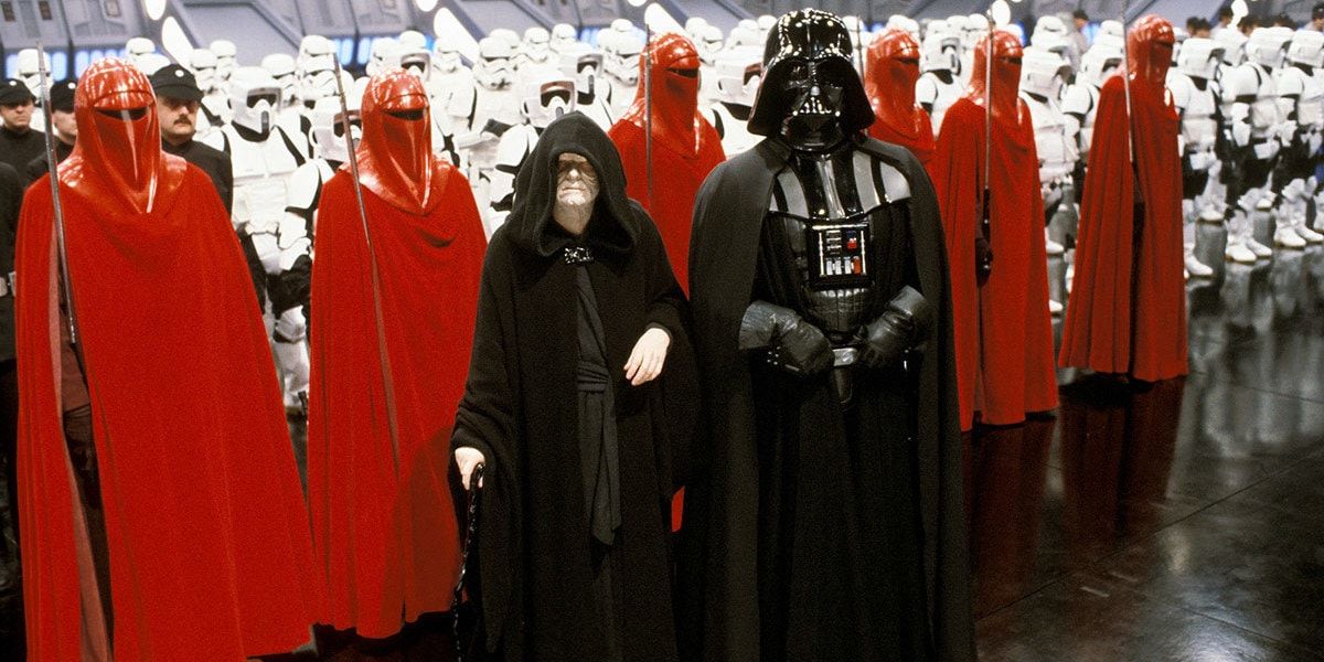 Darth Vader e o Imperador Palpatine estão na frente de Stormtroopers e guardas de elite reunidos