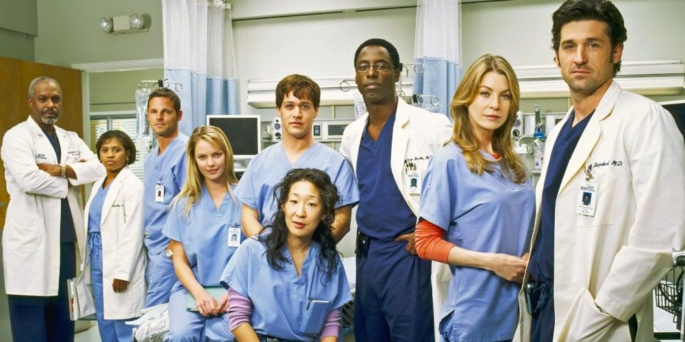 Uma imagem promocional da primeira temporada de Grey's Anatomy mostra o elenco reunido em uma ala hospitalar