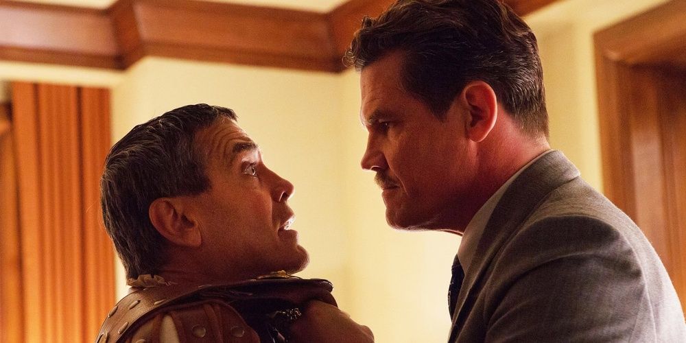 Josh Brolin agarra George Clooney pelo colarinho em Hail, Caesar!