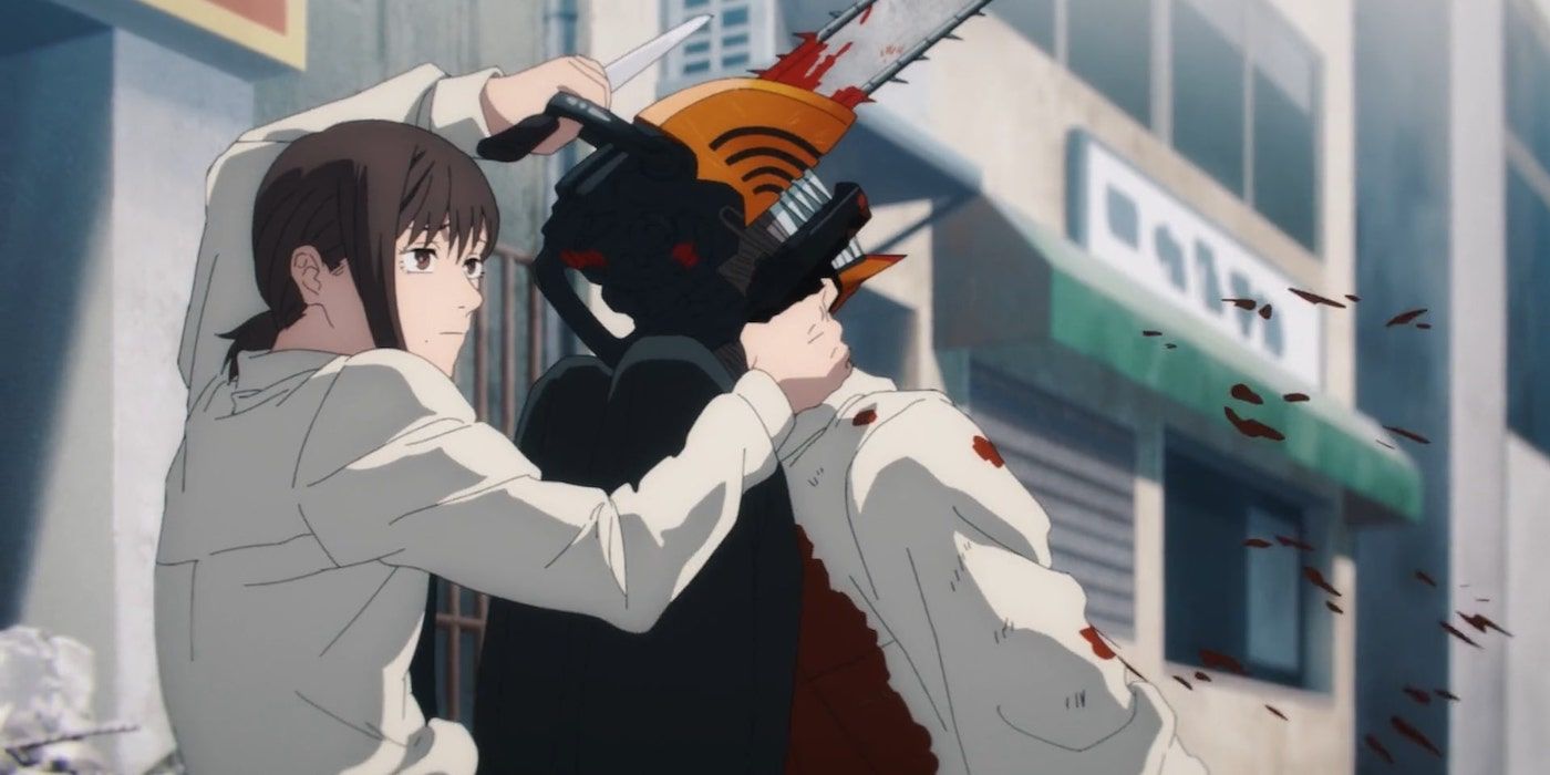Kobeni agarrando Chainsaw Man por trás no anime