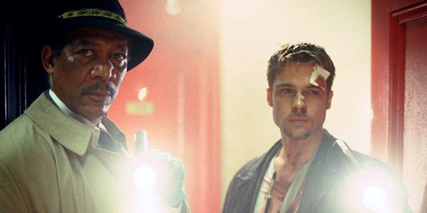 Os detetives Somerset (Morgan Freeman) e Mills (Brad Pitt) acendem suas lanternas em Se7en