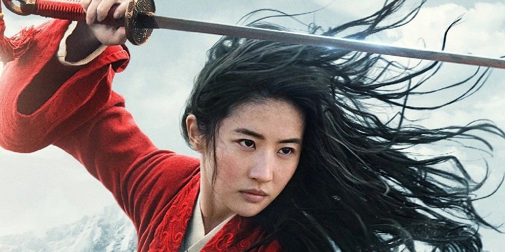 Mulan draws her sword in Mulan (2020)