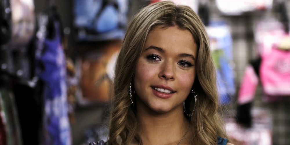 Alison DiLaurentis smiles in Pretty Little Liars.