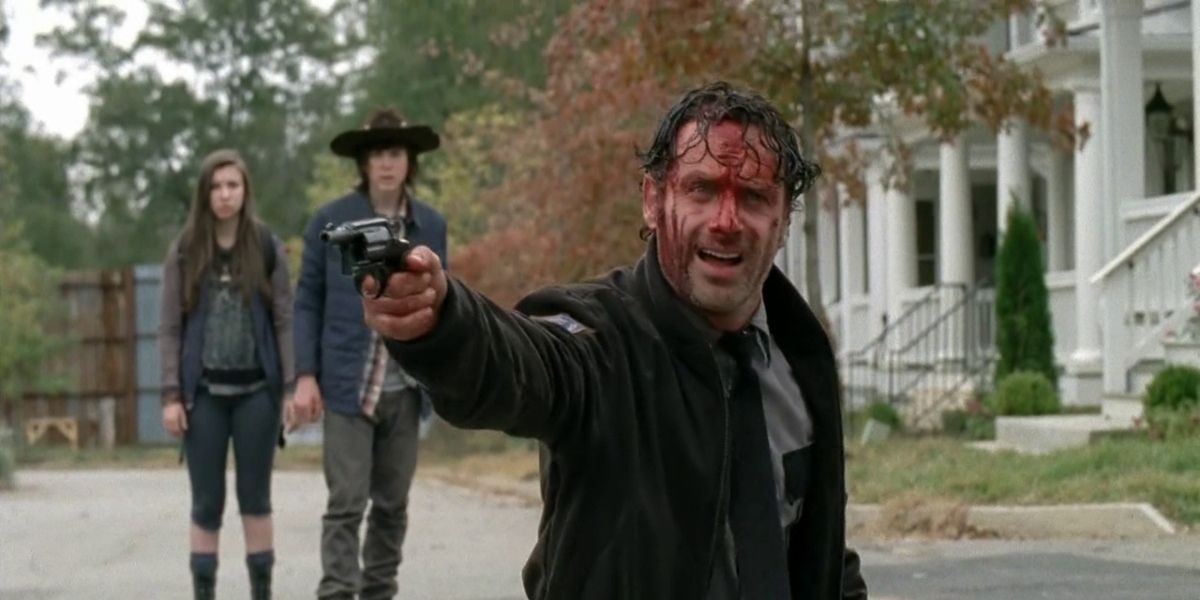 Rick Grimes, The Walking Dead'de silah sallarken İskenderiye sakinlerinde sıralanıyor