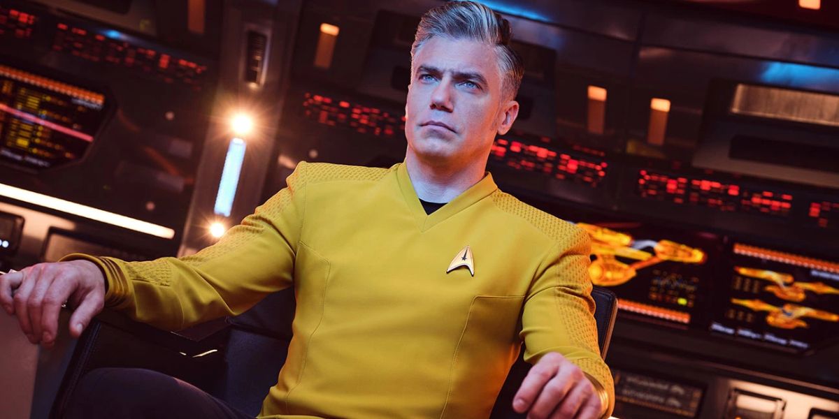 Christopher Pike senta-se na cadeira do capitão em Star Trek: Strange New Worlds