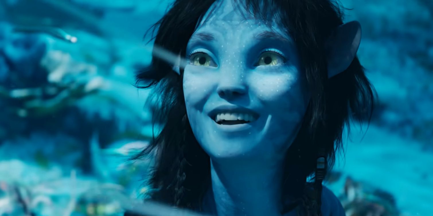 A Na'vi looks up at the sunlight from underwater in Avatar 2