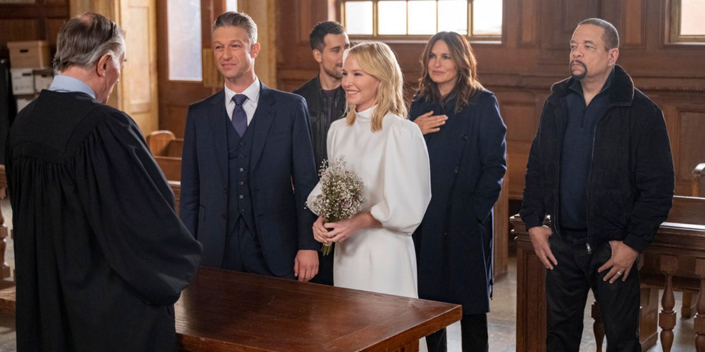 svu s24 e9 rollins (Kelli Giddish) and carisi (Peter Scanavino) getting married in front of colleagues