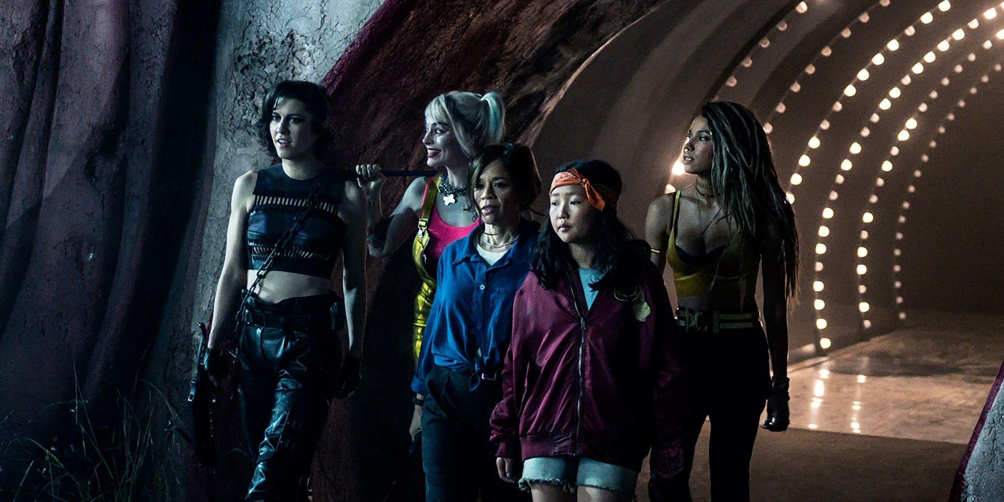 Harley Quinn, Cassandra Cain y Birds of Prey saliendo de la entrada de un parque de diversiones